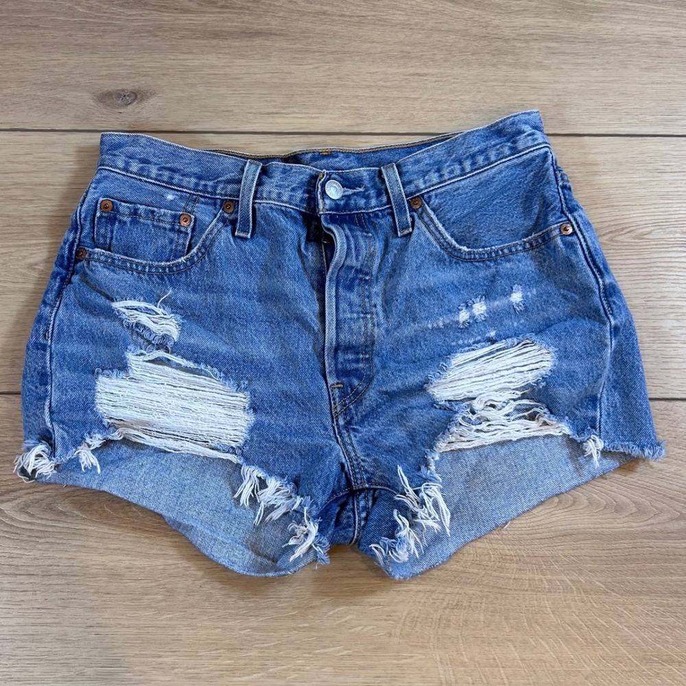 Levis 501 Original Distressed Denim Shorts Medium Wash Blue W29 56327-0321